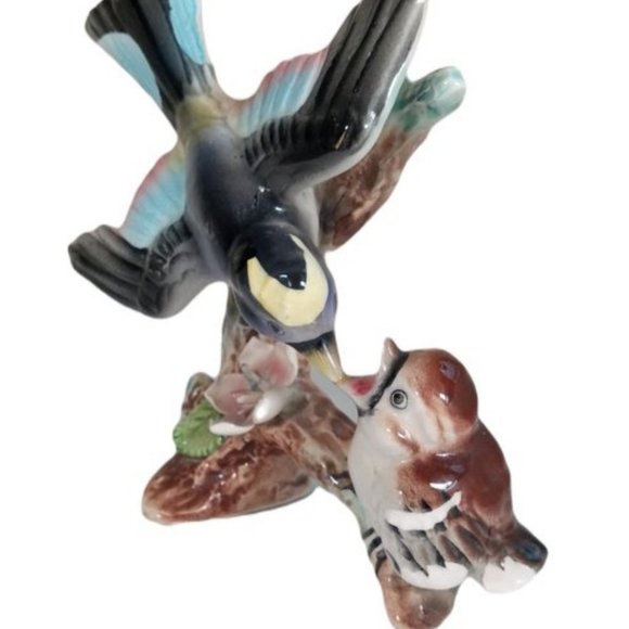 vintage feeding bird small ceramic figure 5" made in japan - Picture 1 of 6